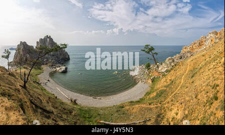 Le lac Baïkal en été l'île d'Olkhon dimanche à l'extérieur Rocher Chamanka. Banque D'Images