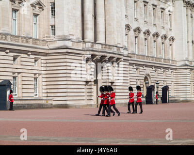 L'extérieur de Buckingham Palace Guards Banque D'Images