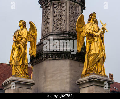 Des statues d'or en face de la cathédrale de Zagreb à Zagreb, Croatie Banque D'Images