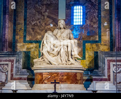 Le Vatican, Italie - 1 avril 2014 - Pieta de Michel-Ange sculpture de la basilique Saint-Pierre au Vatican Banque D'Images