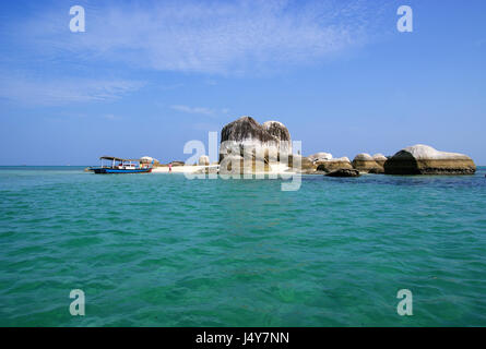 Petite île avec des rochers de granit dans la formation de belitung, Batu Berlayar Island Banque D'Images