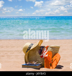 Accessoires de soleil sur plage de sable par la mer Banque D'Images