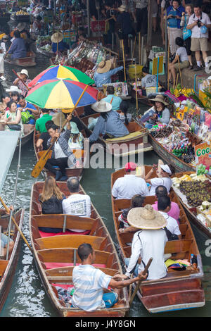 Les commerçants et les touristes en bateaux sur le marché flottant de Damnoen Saduak, Thaïlande Banque D'Images