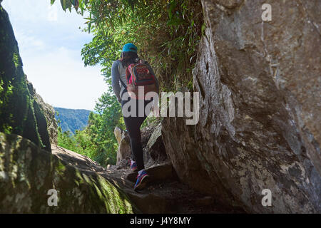 Sentier de randonnée à pied femme vue chemin de retour sur sunnny jour lumineux Banque D'Images