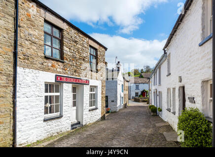 Rue Pavée, dans le village traditionnel anglais de la Dent, Dentdale, Yorkshire Dales National Park, North Yorkshire, Angleterre, Royaume-Uni. Banque D'Images