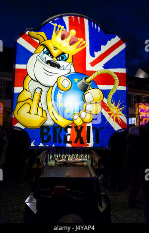 Carnaval de Bâle. Muensterplatz, Bâle, Suisse - le 7 mars 2017. Vue sur l'un principal avec la lanterne illuminée UK Brexit, comme sujet affiché Banque D'Images
