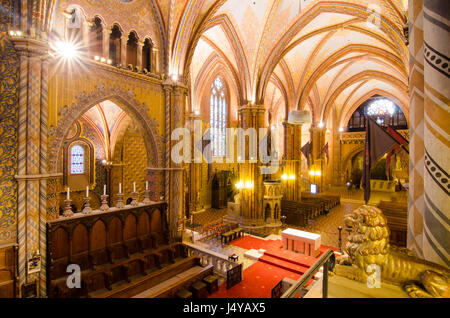 BUDAPEST, HONGRIE - le 23 février 2016 : l'intérieur de l'église Matthias est une église catholique située à Budapest, Hongrie, en face de l' Pêcheur Banque D'Images