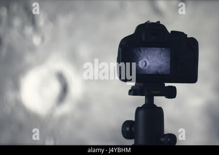 Photographie de la lune. Appareil photo avec trépied capturant lune. Cratère lunaire Copernicus Montes Carpatus Banque D'Images