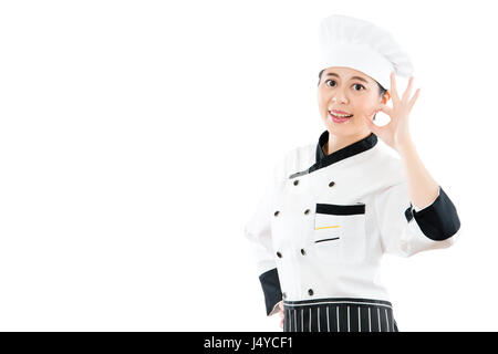 Chef Cuisinier ou boulanger montrant ok part signe pour la perfection. Woman smiling chef heureux et fier. Cook Portrait portant des chefs hat. isolated on white background Banque D'Images