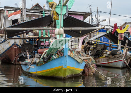 Bateau de pêche traditionnel coloré, port intérieur Kelap Sunda, Jakarta, Indonésie Banque D'Images