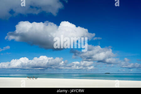 Belle plage tropicale et mer à Maldives Banque D'Images