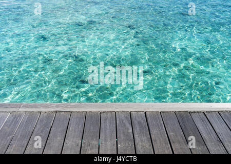 Plancher en bois avec de l'eau de mer claire, Maldives Banque D'Images