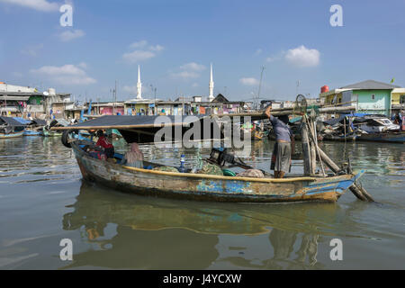 Canot de pêche traditionnels en bois similaire à jukung mais sans stabilisateurs, Sunka Kelapa port intérieur, Jakarta, Indonésie Banque D'Images