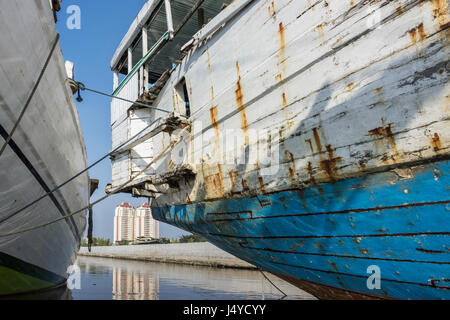 Ajouter des mots-clés Pinisi en attendant de charger le fret, port de Kalapa Sunda, Jakarta, Indonésie Pinisi chat du navire de descendre à terre, le port de Kalapa Sunda, Jakar Banque D'Images