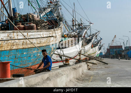 Pinisi au quai de Sunda Kelapa, Jakarta, Indonésie Banque D'Images