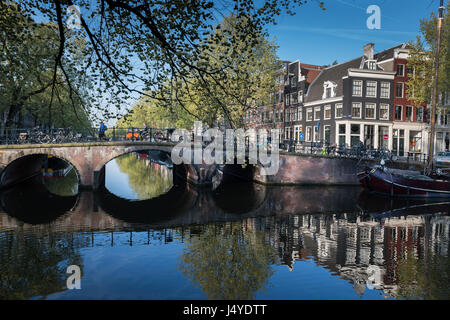 Soleil du printemps sur Browersgracht canal, Amsterdam Banque D'Images