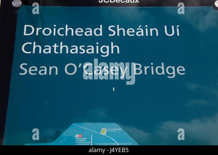 Signer pour Sean O'Casey bridge crossing River Liffey, Dublin Docklands, l'Irlande, République d'Irlande en anglais et en gaélique Banque D'Images