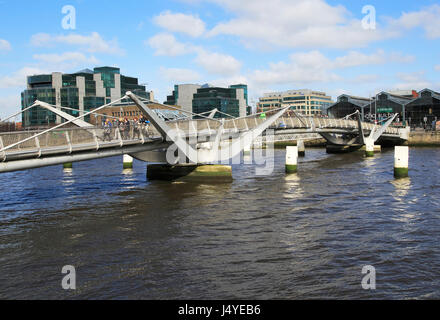 Sean O'Casey bridge crossing River Liffey, Dublin Docklands, l'Irlande, l'architecte Cyril O'Neill et O'Connor Sutton Cronin Consulting Engineers 2005 Banque D'Images