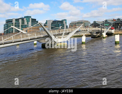 Sean O'Casey bridge crossing River Liffey, Dublin Docklands, l'Irlande, l'architecte Cyril O'Neill et O'Connor Sutton Cronin Consulting Engineers 2005 Banque D'Images