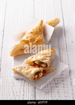 Poches de pâte feuilletée avec le paprika et fromage de brebis Banque D'Images