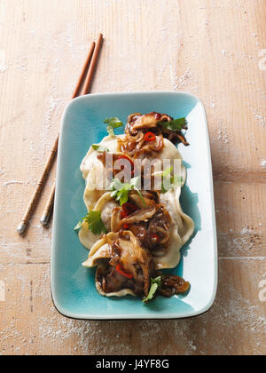 Raviolis asiatiques aux champignons Banque D'Images