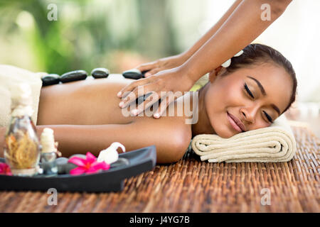 Young attractive woman enjoying in professional massage asiatique retour Banque D'Images