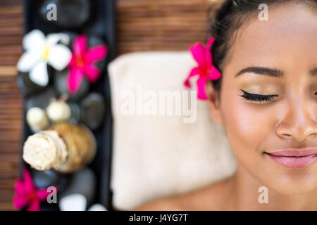 Young Asian Woman Relaxing in spa Banque D'Images