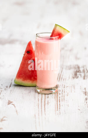 Verre de smoothie pastèque sur une table en bois Banque D'Images