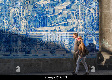 Portugal 600x600, un jeune couple devant un mur de carreaux azulejos bleu sur le côté de la Capela das Almas église de Bolhão, Porto, Portugal. Banque D'Images