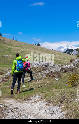 Les randonneurs marche sur la montagne randonnée en nature paysage dans Alpes slovènes et vers le sommet de la montagne. - Randonnée randonneur sportif sur les femmes randonnée avec sac à dos Banque D'Images