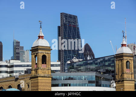 Londres, ANGLETERRE - 25 avril : le "Gherkin" entre deux gratte-ciel en construction dans la ville de Londres le 25 mai 2013. Banque D'Images