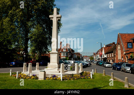 Le mémorial de guerre et High Street, West Wycombe, Buckinghamshire, England, UK