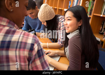 Amis et socialiser Studding étudier ensemble dans la bibliothèque Banque D'Images