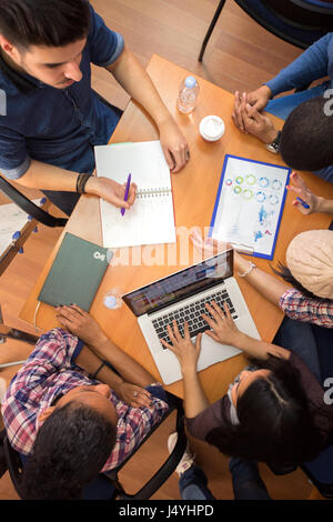 Vue de dessus de la table de travail avec les étudiants de travailler en équipe Banque D'Images