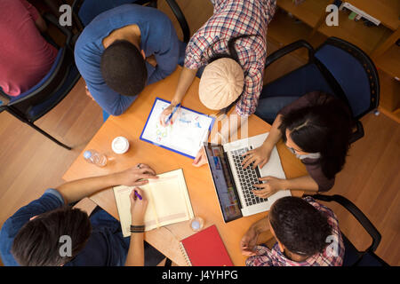 Vue de dessus du groupe de collègues de travailler en équipe Banque D'Images