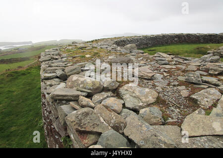 L'Âge du Fer Knockdrum fort en pierre des murs de défense de périmètre, près de Castletownshend, comté de Cork, Irlande, République d'Irlande Banque D'Images