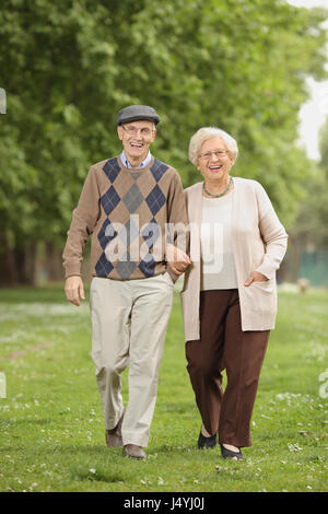 Portrait d'un couple marchant vers l'appareil photo dans un parc Banque D'Images