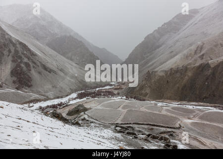 Paysage d'hiver dans le parc national de Hemis près de Leh, Ladakh en Inde pendant l'expédition de léopard des neiges. Banque D'Images