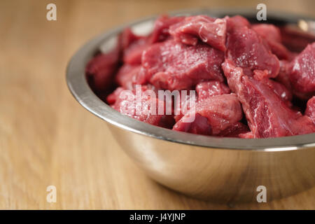 Dans un bol de boeuf cru libre Banque D'Images