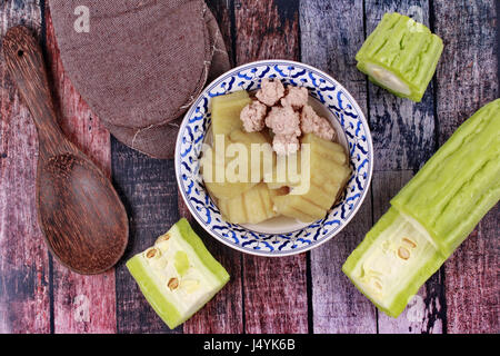 Chinois en streaming amer (Balsum poire) avec boule de viande dans la soupe et Chinois frais courge amère, réduit de moitié. Banque D'Images