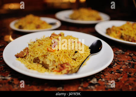 Pilaf avec de la viande sur la table Banque D'Images