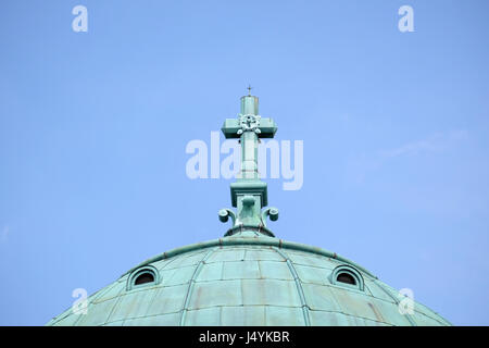 Croix sur l'Église du Christ Roi, cimetière Mirogoj à Zagreb, Croatie le 18 juillet 2015. Banque D'Images