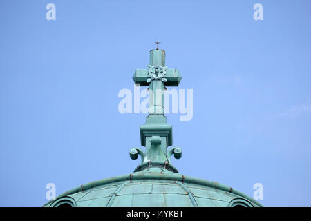 Croix sur l'Église du Christ Roi, cimetière Mirogoj à Zagreb, Croatie le 18 juillet 2015. Banque D'Images