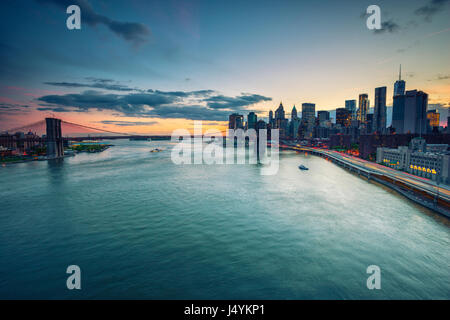 New York city skyline.Vue de Broklyn pont sur l'East River et de Manhattan au coucher du soleil Banque D'Images