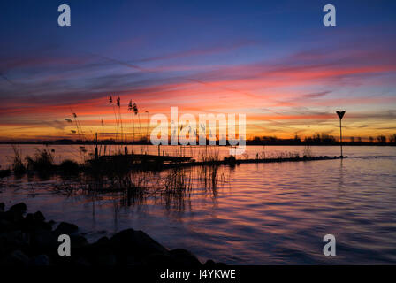 Lever de soleil spectaculaire au-dessus de la rivière Merwede près de Boven-Hardinxveld dans la région de l'Alblasserwaard néerlandais Banque D'Images