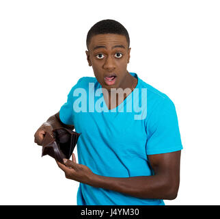 Closeup portrait, a souligné, contrariée, triste, malheureux jeune homme debout avec, holding, montrant, porte-monnaie vide isolé sur fond blanc. Situation financière difficile Banque D'Images