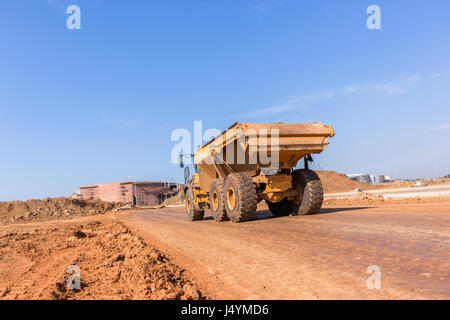 Terrassement gros camion sur site d'un bâtiment industriel Banque D'Images