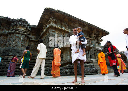 Les Indiens se rendant sur Chennakesava temple à Somanathapura town, Karnataka, Inde Banque D'Images
