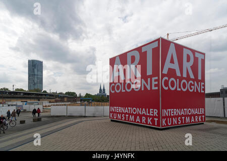 Le cube rouge d'Art Cologne, en face de l'horizon de Cologne, en Allemagne avec le Hohenzollernbridge Koelntriangle, Cathédrale et gratte-ciel. Banque D'Images