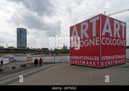 Le cube rouge d'Art Cologne, en face de l'horizon de Cologne, en Allemagne avec le Hohenzollernbridge Koelntriangle, Cathédrale et gratte-ciel. Banque D'Images